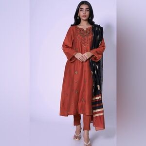 Elegant Rust Kurta Set with Black Dupatta